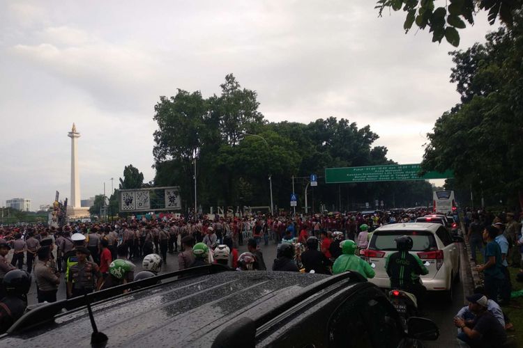 Jalan Medan Merdeka Barat dibuka kembali usai demo pengemudi taksi online, Rabu (14/2/2018).
