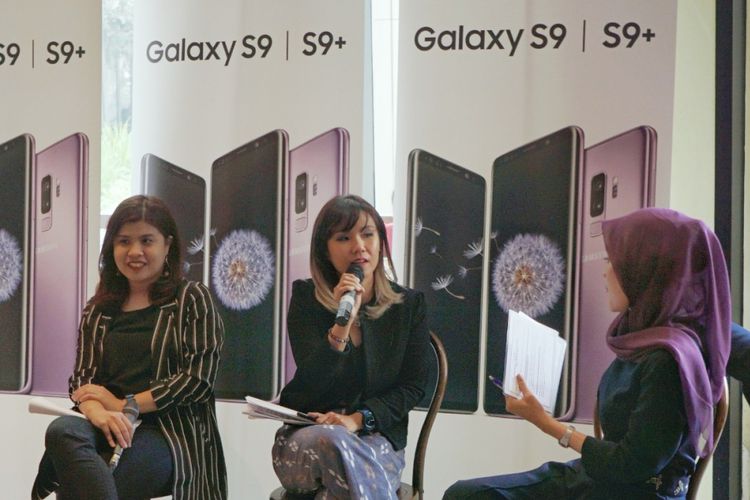 Product Marketing Manager Samsung Mobile Indonesia Annisa Maulina (kanan) dan Product Marketing Senior Manager Samsung Mobile Indonesia Selvia Gofar berpose dengan Galaxy S9 dan Galaxy S9 Plus dalam acara kkonferensi pers ConsumerGalaxy S9 dan Galaxy S9 Plus di Central Park Mall, Jakarta (16/3/2018).