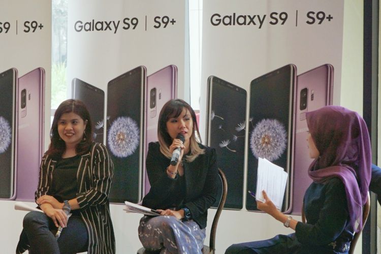 Product Marketing Manager Samsung Mobile Indonesia Annisa Maulina (kanan) dan Product Marketing Senior Manager Samsung Mobile Indonesia Selvia Gofar berpose dengan Galaxy S9 dan Galaxy S9 Plus dalam acara kkonferensi pers ConsumerGalaxy S9 dan Galaxy S9 Plus  di Central Park Mall, Jakarta (16/3/2018).