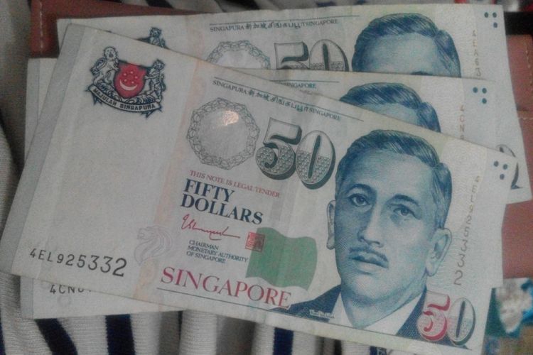 Uang kertas pecahan 50 dollar Singapura.