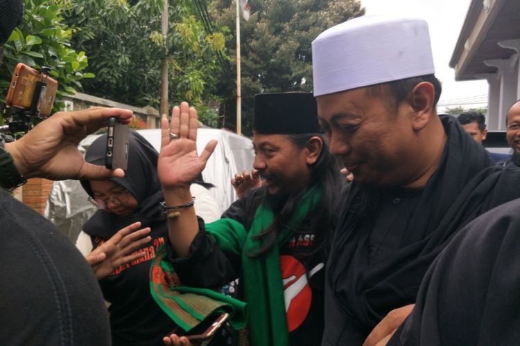 Opick (kanan) menghadiri sidang cerainya dari istri pertamanya, Dian Rositaningrum, di Pengadilan Agama Jakarta Timur, Rabu (11/4/2018).