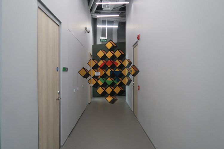 Sebuah lorong di Kantor Google Indonesia yang memiliki desain estetik.