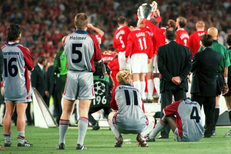 Manchester United merayakan kesuksesan menjadi juara Liga Champins 1999 setelah menang dramatis 2-1 atas Bayern Muenchen pada partai final.