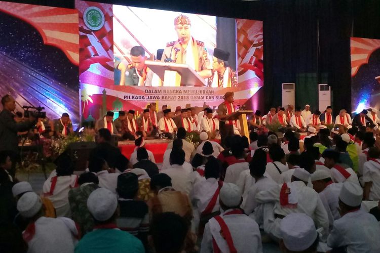 Kapolda Jabar Irjen Agung Budi Maryoto tengah memberikan sambutan dalam acara halal bihala dan istigatsah yang dihadiri para paslon Cagub dan Wagub Jabar 2018.