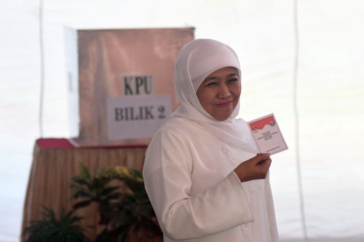 Calon Gubernur Jawa Timur nomor urut satu, Khofifah Indar Parawansa menunjukkan surat suara ketika akan menggunakan hak suara di TPS 16 Jemur Wonosari, Surabaya, Jawa Timur, Rabu (27/6). Pilgub Jatim 2018 diikuti dua pasangan Calon Gubernur dan calon wakil Gubernur nomor urut satu Khofifah Indar Parawansa-Emil Elestianto Dardak dan nomor urut dua Saifullah Yusuf-Puti Guntur Soekarno. 