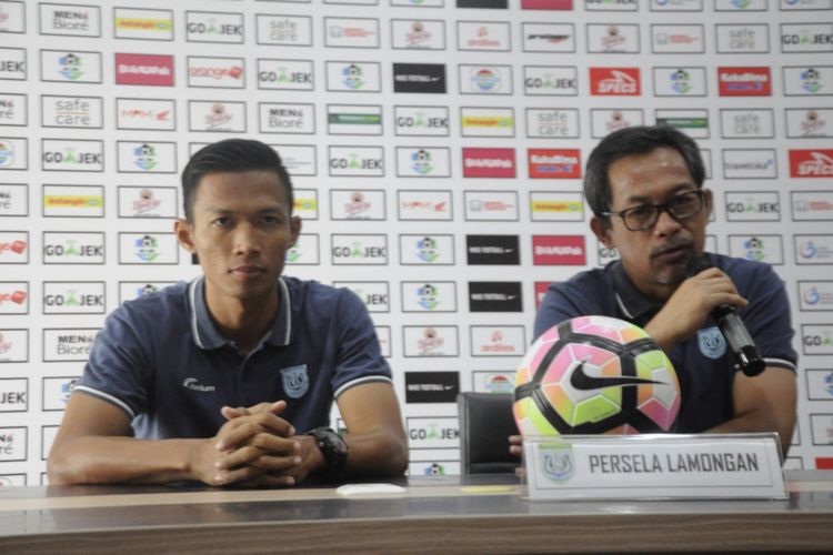 Pelatih Persela Lamongan, Aji Santoso, memberikan keterangan pers di Rumah Dinas Wawali Surabaya, Sabtu (4/8/2018)