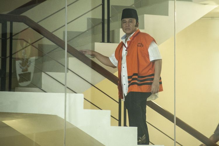 Bupati Lampung Selatan nonaktif Zainudin Hasan bersiap menjalani pemeriksaan di gedung KPK, Jakarta, Kamis (9/8). Zainudin Hasan menjalani pemeriksaan perdana sebagai tersangka setelah ditahan KPK terkait kasus suap pengadaan barang dan jasa di lingkungan Pemerintahan Kabupaten Lampung Selatan tahun anggaran 2018. ANTARA FOTO/Aprillio Akbar/aww/18.