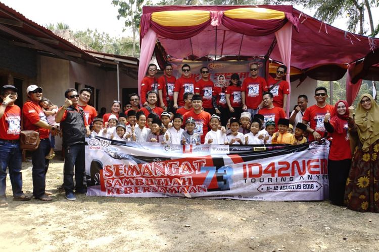 Komunitas Fortuner saat touring disertai bakti sosial di wilayah Serang, Banten 11-12 Agustus 2018.