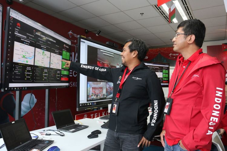 General Manager Network Performance and Technical Support Jabotabek Telkomsel, Akhmad (kiri) saat melakukan pengecekan performansi jaringan di Asian Games Command Center (31/8). Jelang