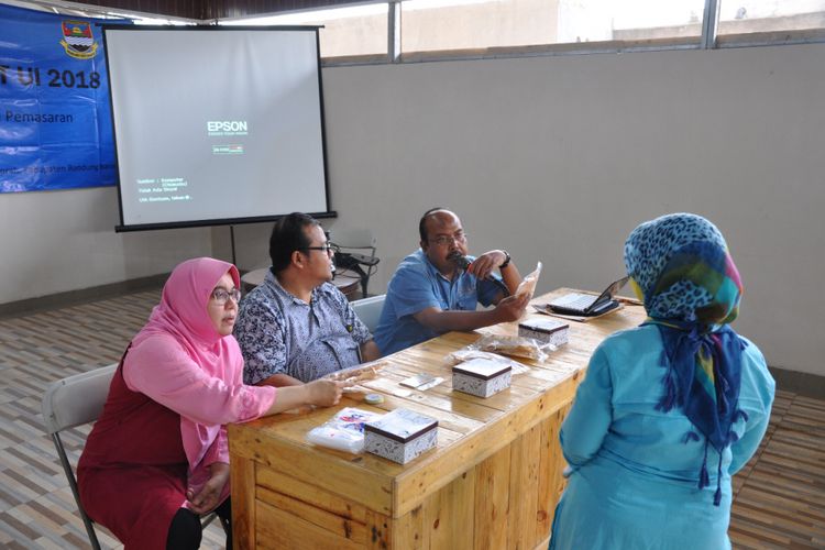 Program Vokasi UI dengan memberikan pelatihan dan penguatan kapasitas Badan Usaha Milik Desa (Bumdes) dalam membina UMKM (Usaha Mikro, Kecil dan Menengah) di Desa Cimareme, Kabupaten Bandung.