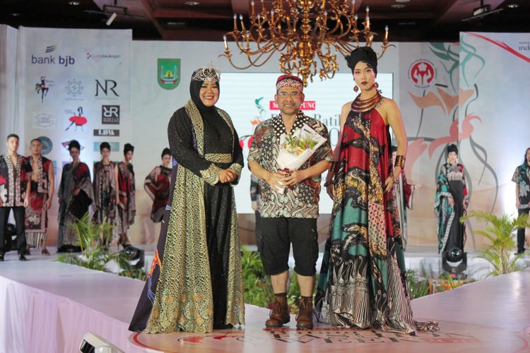Ketua Deskranasda Kota Batam Marlina Agustina Rudi memperkenalkan Batik khas batam yakni Batik Ikan Marlin, Sabtu (8/9/2018).