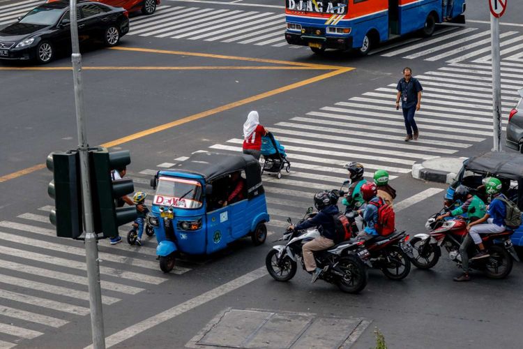 Kendaraan bermotor melewati garis batas berhenti/marka lalu lintas di kawasan Thamrin, Jakarta, Rabu (19/9/2018). Poldan Metro Jaya bekerja sama dengan Pemprov DKI Jakarta untuk melakukan tilang elektronik atau electronic traffic law enforcement (ETLE) yang akan diuji coba pada Oktober 2018 sepanjang jalur Thamrin hingga Sudirman.