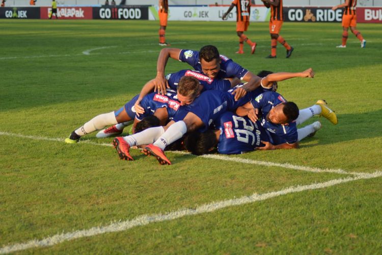 Para pemain PSIS Semarang merayakan gol pada laga melawan Perseru Serui di Stadino Moch Soebroto, Minggu (23/9/2018)