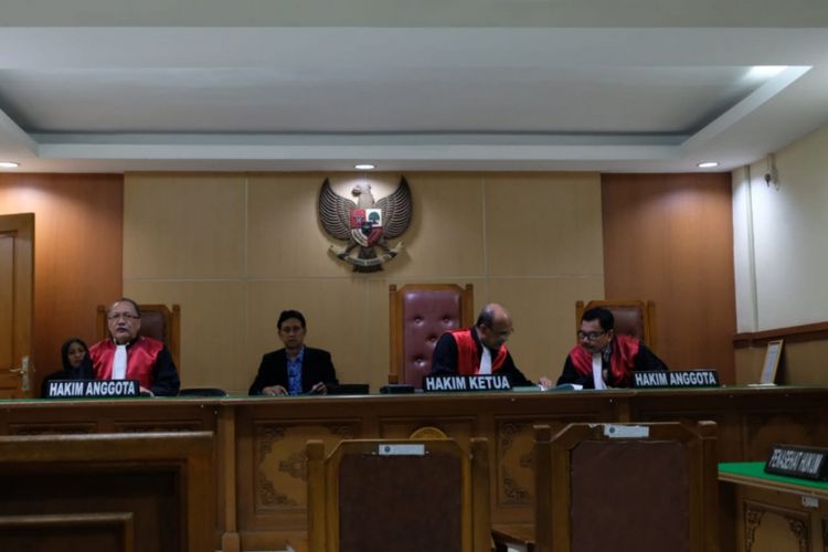 Suasana saat sidang putusan kasus ibu hamil yang dibui atas laporan istri jenderal, Pengadilan Negeri Bekasi, Jalan Pramuka, Kota Bekasi, Senin (1/10/2018).