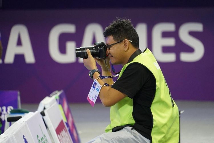 Christianto Harsadi, seorang fotografer yang bergabung dengan tim field worker Divisi Media dan PR Inapgoc pada Asian Para Games 2018. 