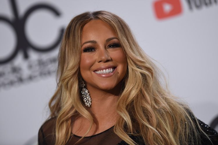 Penyanyi Mariah Carey berpose pada perhelatan American Music Awards 2018 di Los Angeles, California, pada 9 Oktober 2018. 