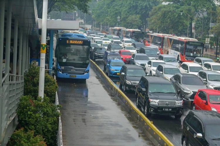 Bus transjakarta dengan karakter yang murah meriah menggunakan jalan yang telah ada dan teknik konstruksi yang sederhana. Rute awal (sepanjang 12.9 kilometer dengan biaya US$ 29 juta) telah ditambah dan diadaptasi berulang kali sehingga saat ini mencapai 125 rute, 2,000 bus, dan lebih dari 650.000 penumpang setiap hari.