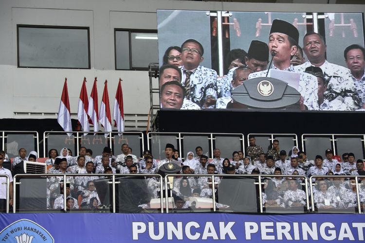 Presiden Republik Indonesia, Joko Widodo (Jokowi), pada Puncak Peringatan Hari Guru Nasional 2018 dan Hari Ulang Tahun ke-73 Persatuan Guru Republik Indonesia (PGRI), di Stadion Pakansari, Kabupaten Bogor, Jawa Barat, Sabtu (1/12/2018).