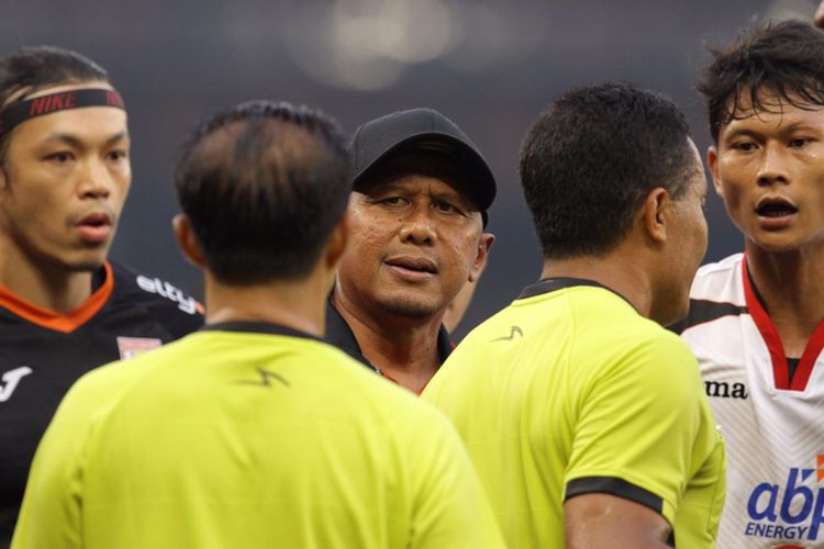 Rahmad Darmawan mengajukan protes kepada wasit pada laga Persija Jakarta vs Mitra Kukar di Stadion Utama Gelora Bung Karno dalam pekan pamungkas Liga 1, 9 Desember 2018. 