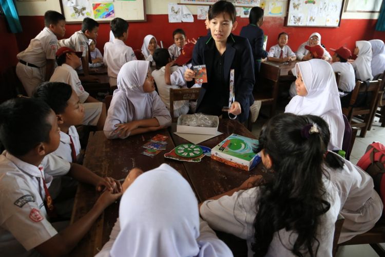 Mahasiswa Universitas Surya mengadakan kegiatan pengabdian masyarakat sosialisasi mitigasi bencana sejak dini kepada siswa SD Panunggangan 4 dan 10, Kota Tangerang, Banten, Senin - Selasa (10-11/12/2018).