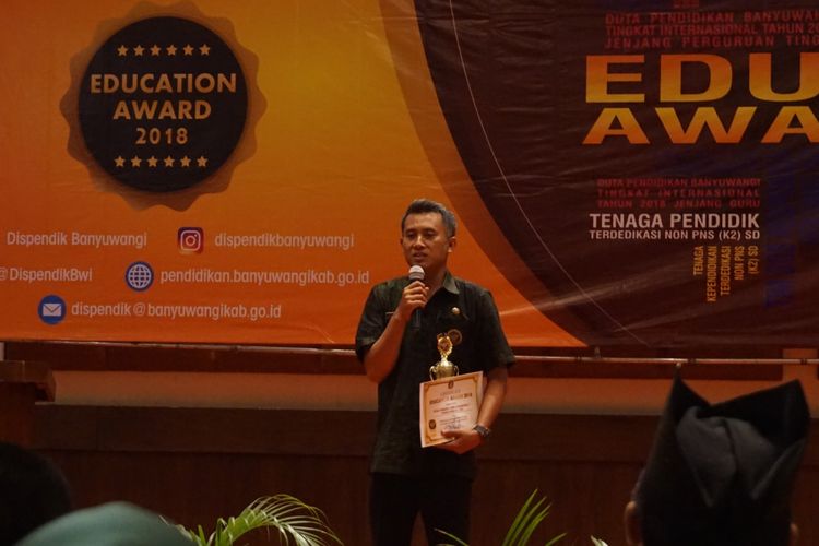 Ilyas Fabian (36) guru SDN 3 Kluncing Kecamatan Licin, pemenang kategori guru SD pengabdi di daerah dengan akses tersulit di Education Awards yang digelar Dinas Pendidikan Kabupaten Banyuwangi Senin (17/12/2018).