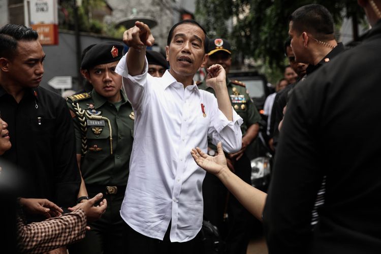 Presiden Joko Widodo menyapa warga sekitar Tambora setelah meninjau kegiatan Pemodalan Nasional Madani alias PNM di Lapangan Bola Perisma, Kelurahan Kalianyar, Kecamatan Tambora, Jakarta Barat, Rabu (8/1/2019). PNM yang akan ditinjau Presiden, yakni PNM Mekaar (Membina Ekonomi Keluarga Sejahtera). PNM Mekaar menekankan pada sisi membantu ibu-ibu prasejahtera menjadi sejahtera dengan cara memberi modal usaha dengan bantuan pelatihan serta pengembangan usahanya lewat bisnis usaha.