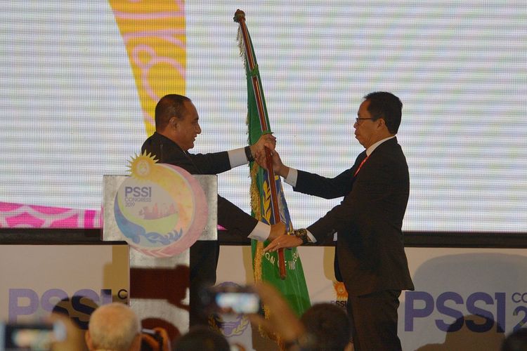 Ketua Umum PSSI Edy Rahmayadi (kiri) menyerahkan bendera organisasi sepak bola Indonesia kepada Wakil Ketua Umum PSSI Djoko Driyono seusai menyatakan pengunduran diri dalam pembukaan Kongres PSSI 2019 di Nusa Dua, Bali, Minggu (20/1/2019).