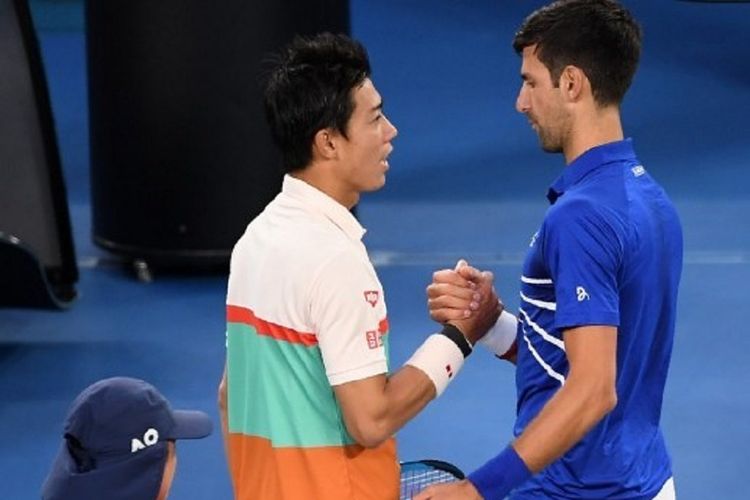 Novak Djokovic bersalaman dengan Kei Nishikori seusai bertanding di perempat final Australian Open 2019. Djokovic lolos ke final setelah Nishikori mundur karena cedera pada set kedua.