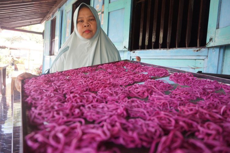 Mie buah naga merah yang diproduksi Pini Sri warga Sragi Kecamatan Songgon Banyuwangi