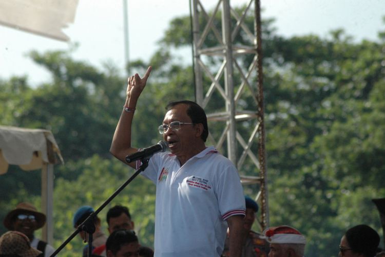 Gubernur Bali I Wayan Koster mengacungkan jari telunjuk dalam acara Milenial Road Safety Festival yang diselenggarakan Polda Bali di Lapangan Renon, Denpasar, Minggu (17/2/2019).