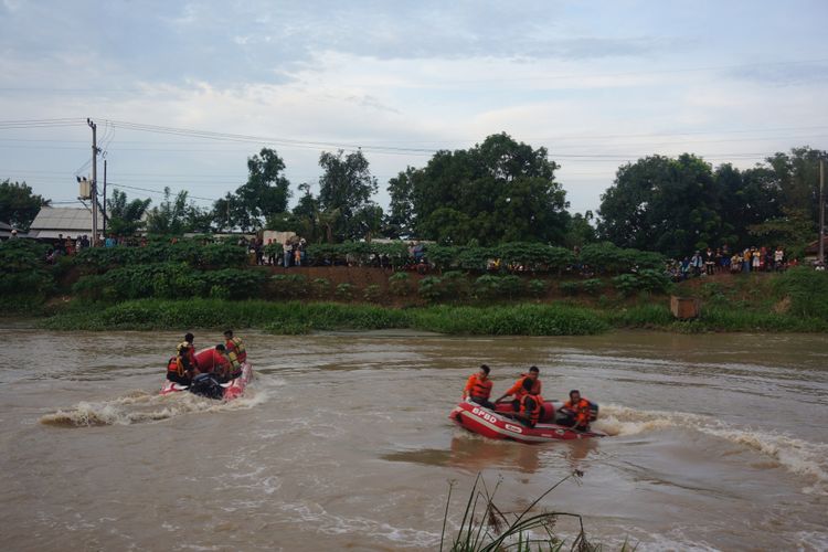 Tim SAR Gabungan tengah mencari korban diguga hayut di irigasi KW 2, Desa Warung Bambu, Kecamatan Karawang Timur, Kabupaten Karawang, Minggu (17/2/2019).