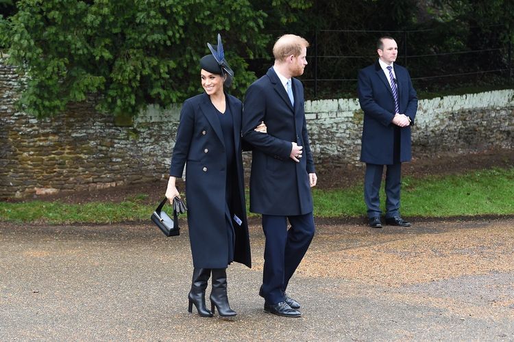 Duchess of Sussex atau Meghan Markle dan Duke of Sussex (Pangeran Harry) usai menghadiri kebaktian Natal keluarga Kerajaan Inggris di St Mary Magdalene Church di Sandringham, Norfolk, pada 25 Desember 2019. 