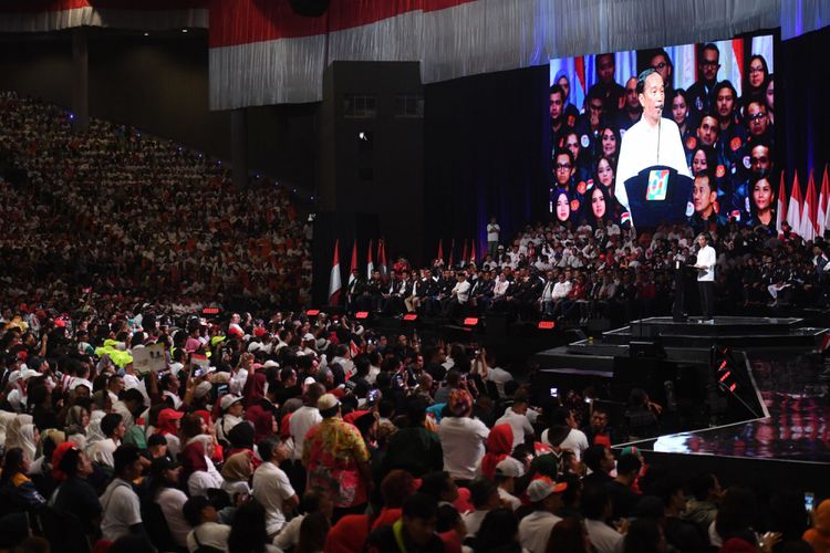 Capres nomor urut 01 Joko Widodo menyampaikan pidato pada acara Konvensi Rakyat di Sentul, Bogor, Jawa Barat, Minggu (24/2/2019). Konvensi Rakyat itu mengangkat tema optimis Indonesia maju. ANTARA FOTO/Akbar Nugroho Gumay.