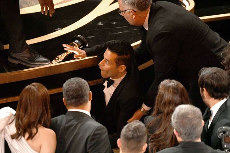 Rami Malek terjatuh dari panggung Oscar 2019 di Dolby Theater, Los Angeles, AS, Minggu (24/2/2019).