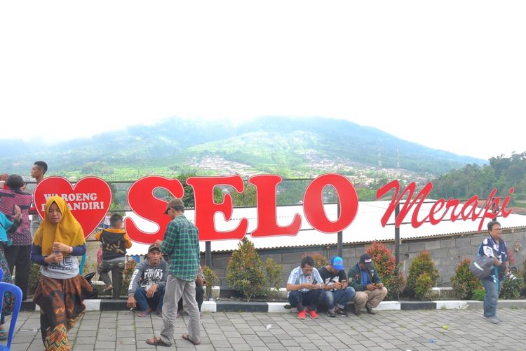 Gardu pandang untuk melihat Gunung Merapi di Desa Samiran, Selo, Boyolali. 