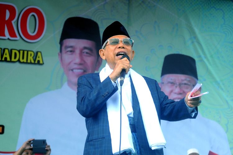 Cawapres nomor urut 01 K.H. Maruf Amin menyampaikan orasi saat Istigasah Kubro di Stadion Gelora Ratu Pamelingan, Pamekasan, Jawa Timur, Selasa (19/3/2019). Selain menghadiri istigasah tersebut, K.H. Maruf Amin juga melakukan silaturahmi dengan ulama, santri dan masyarakat Madura. ANTARA FOTO/Saiful Bahri/wsj.