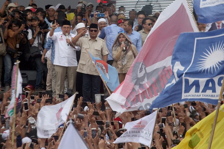 Calon Presiden nomor urut 02 Prabowo Subianto (tengah) melakukan orasi dalam kampanye terbuka di Pakansari, Bogor, Jawa Barat, Jumat (29/3/2019). Kampanye terbuka tersebut dihadiri sejumlah juru kampanye nasional tim kemenangan Prabowo-Sandi serta ratusan ribu pendukung. ANTARA FOTO/Yulius Satria Wijaya/ama.