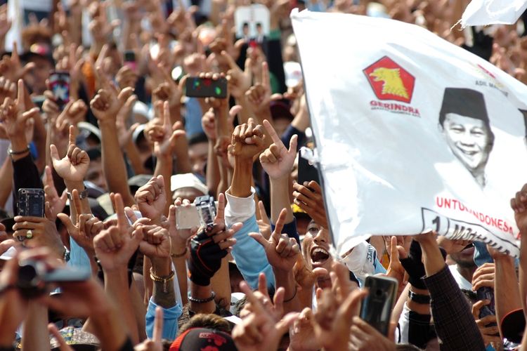 Para pendukung capres nomor urut 02 Prabowo Subianto melakukan salam dua jari dalam kampanye terbuka di Lapangan GOR Wisanggeni, Tegal, Jawa Tengah, Senin (1/4/2019). Dalam kampanye yang dihadiri ribuan simpatisan tersebut, Prabowo Subianto berjanji akan membuat perubahan yang lebih baik, pemerintahan yang bersih dan perbaikan perekonomian. ANTARA FOTO/Oky Lukmansyah/ama.