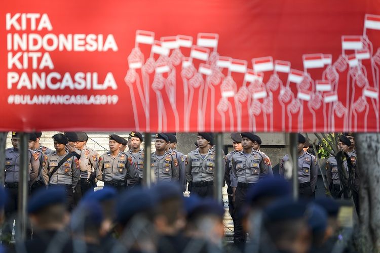 Personel Samapta Polri bersiap melakukan pengamanan di sekitar Gedung Mahkamah Konstitusi (MK), Jakarta, Rabu (26/6/2019). Sebanyak 13.747 personel gabungan TNI-Polri disiagakan jelang putusan sidang Perselisihan Hasil Pemilihan Umum (PHPU) Pilpres 2019 di Mahkamah Konstitusi (MK), Kamis (27/6). ANTARA FOTO/Nova Wahyudi/hp.