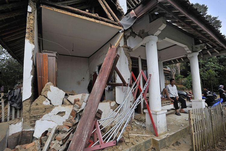 Warga duduk di rumahnya yang rusak akibat diguncang gempa di Kampung Karoya, Mandalawangi, Pandeglang, Banten, Sabtu (3/8/2019). Menurut data BPBD Banten satu orang meninggal dan sebanyak 112 rumah rusak berat dan ringan dengan rincian di Lebak sebanyak 12 rumah, di Pandeglang 91 rumah, dan di Serang 9 rumah rusak akibat gempa berkekuatan 7,4 SR yang terjadi Jumat (2/8) malam. ANTARA FOTO/Asep Fathulrahman/ama.