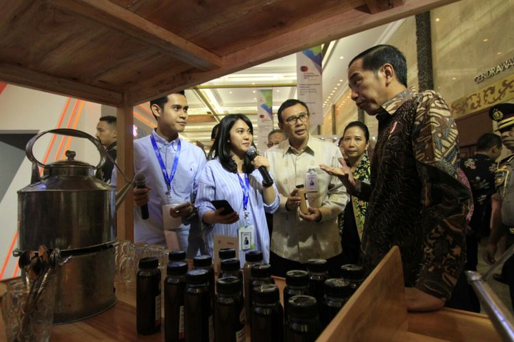 Presiden Joko Widodo, Menteri BUMN Rini Soemarno, dan Dirut BNI Achmad Baiquni di acara Indonesia Banking Expo (IBEX) 2017