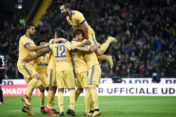 Para pemain Juventus merayakan kemenangan atas tuan rumah Udinese di Dacia Arena pada pertandingan Serie A, Minggu (22/10/2017).