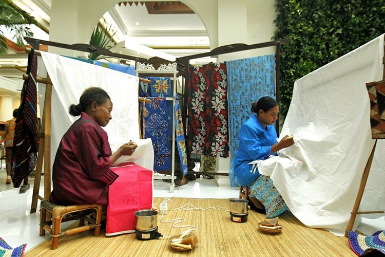 Pembatik asal Raja Ampat, Papua, membatik di pameran Gelar Batik Nusantara 2015, di Jakarta Convention Center, Senayan, Jakarta, Rabu (24/6/2015). Acara yang diikutin ratusan pengusaha, penjual dan pengrajin batik ini akan berlangsung hingga 28 Juni 2015. KOMPAS IMAGES / RODERICK ADRIAN MOZES