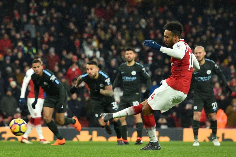 Pierre-Emerick Aubameyang gagal mencetak gol dari titik penalti saat Arsenal kalah dari Manchester City pada pertandingan Premier League di Stadion Emirates, Kamis (1/3/2018).