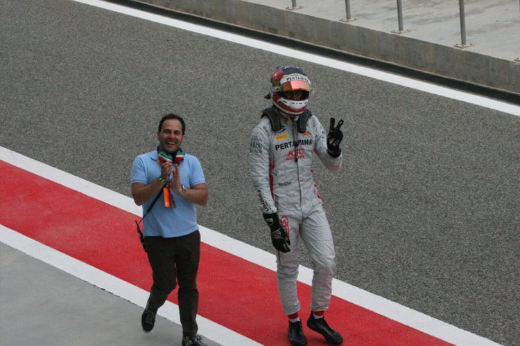 Pebalap Pertamina Prema, Sean Gelael, berjalan di pitlane seusai finis Feature Race F2 seri Bahrain, Sabtu (7/4/2018). Dia start dari posisi 19 dan finis di posisi ke-7. 