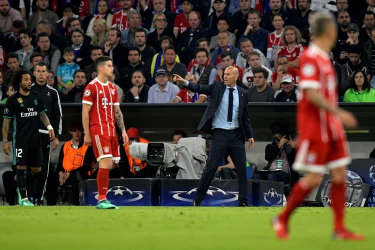 Zinedine Zidane memberi instruksi kepada para pemain Real Madrid saat meladeni Bayern Muenchen pada pertandingan semifinal Liga Champions di Allianz Arena, Rabu (25/4/2018).