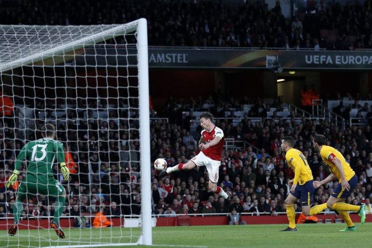 Laurent Koscielny mencoba menjebol gawang Jan Oblak pada laga semifinal Liga Europa antara Arsenal dan Atletico Madrid di Stadion Emirates, Kamis (26/4/2018).