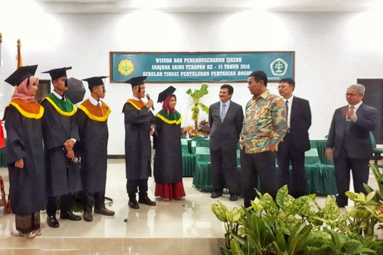 Menteri Pertanian Andi Amran Sulaiman menghadiri  wisudawan Sekolah Tinggi Penyuluhan Pertanian (STPP) Bogor, Rabu (29/8/2018).