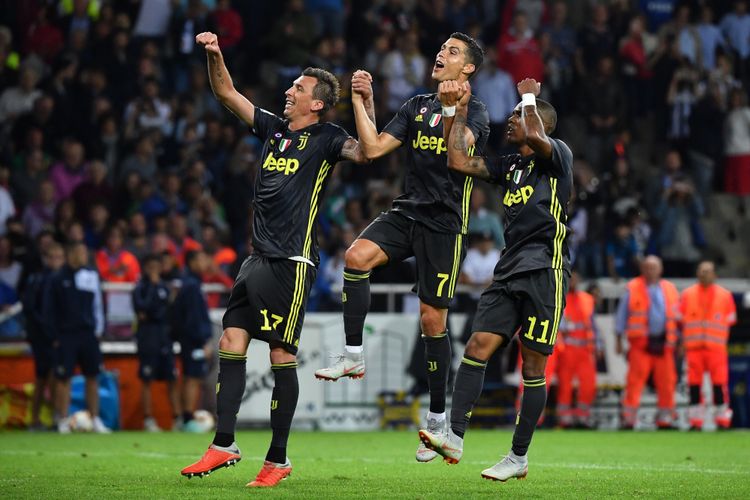 Mario Mandzukic, Cristiano Ronaldo, dan Douglas Costa merayakan kemenangan Juventus atas Parma di Stadion Ennio Tardini, 1 September 2018. 