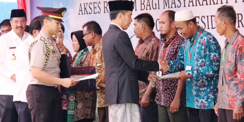 Presiden Joko Widodo menyerahkan 1.158 sertifikat tanah kepada perwakilan warga di Taman Raja Batu, Kabupaten Mandailing Natal, Sumatera Utara, Sabtu (25/3/2017)